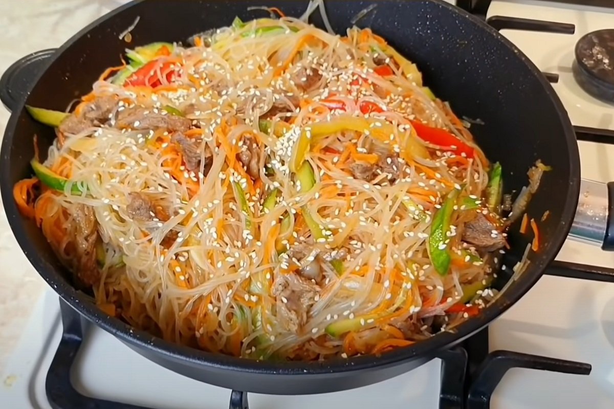 Фунчоза с курицей и овощами пп